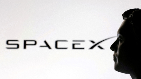 spacex_elonmusk Una cabeza en 3D de Elon Musk ante el logo de SpaceX.