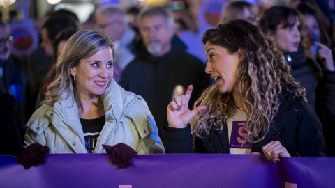 La portavoz del grupo parlamentario de Sumar, Verónica Martínez Barbero, y la coordinadora de Movimiento Sumar, Lara Hernández, durante una concentración por el 25N. La portavoz del grupo parlamentario de Sumar, Verónica Martínez Barbero, y la coordinadora de Movimiento Sumar, Lara Hernández, durante una concentración por el 25N.