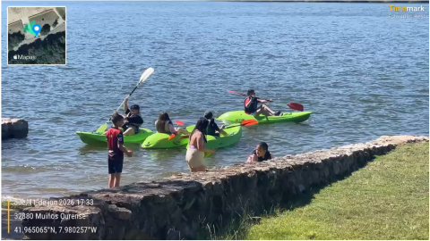 Captura de pantalla de un vídeo en el que se observa a niños jugando y navegando en piragua en una de las zonas de As Conchas contaminadas por cianobacterias.