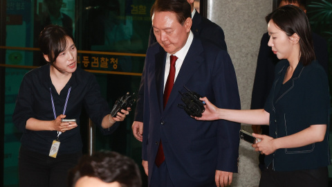 El expresidente surcoreano Yoon Suk-yeol sale de la Oficina de la Fiscalía Superior de Seúl