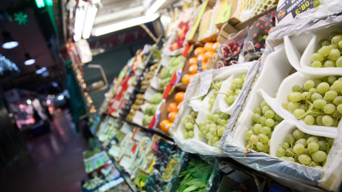 Expositor de una frutería en un mercado. Expositor de una frutería en un mercado.