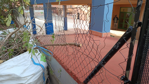 Una zona del pati de l'escola Àngels Garriga de Barcelona amb la valla malmesa Una zona del pati de l'escola Àngels Garriga de Barcelona amb la valla malmesa