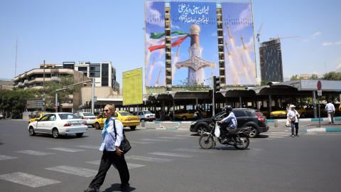 Iranís caminan por las calles de la capital, Teherán, tras la última oleada de ataques cruzados entre su país y EEUU.