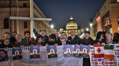 Víctimas de abusos sexuales por parte de miembros de la Iglesia, con presencia española, se manifiestan en Ciudad del Vaticano en 2019.