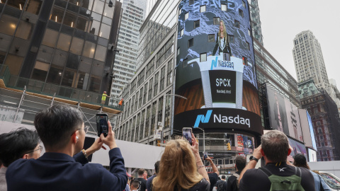 Gwynne Shotwell, directora de operaciones de SpaceX, en una pantalla antes de que la empresa cotice en el mercado Nasdaq en Nueva York.