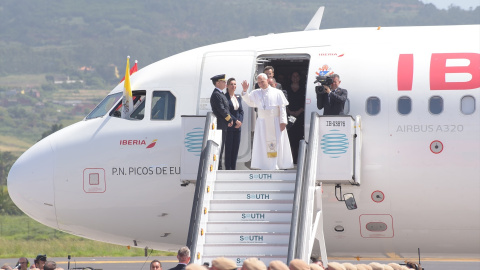 El Papa a punto de entrar al Falcon tras la ceremonia oficial de despedida en el Aeropuerto de Tenerife Norte-Los Rodeos. El Papa a punto de entrar al Falcon tras la ceremonia oficial de despedida en el Aeropuerto de Tenerife Norte-Los Rodeos.