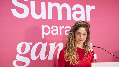 La coordinadora general de Movimiento Sumar, Lara Hernández, durante una conferencia política.