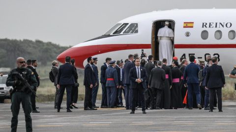 Papa León XIV El papa León XIV sube al avión del rey de España, cedido por el rey Felipe VI, para regresar a Roma desde Tenerife, el 12 de junio de 2026.