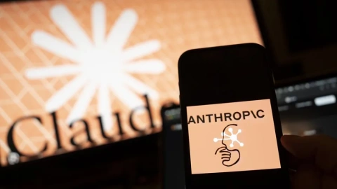 Un teléfono con el logotipo de la compañía de inteligencia artificial Anthropic.