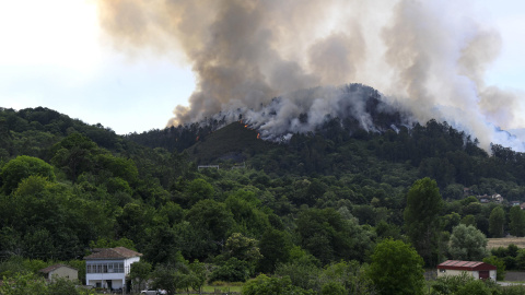 Vista del incendio de el Grado desde Peñaflor en Asturias el pasado sábado.