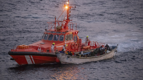La Salvamar Adhara recoge un cayuco y lo lleva al puerto de La Restinga.