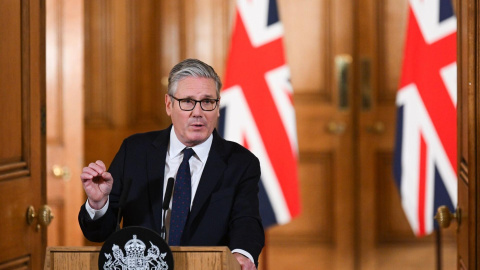 El primer ministro británico, Keir Starmer, durante una rueda de prensa en Downing Street, Londres, anunciando la prohibición del uso de redes sociales a menores de 16 años.