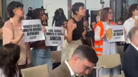 El Sindicato de Inquilinas recrimina a la ministra de Vivienda, Isabel Rodríguez, su inacción frente al desahucio de Maricarmen

Hace 18 años nacimos con un compromiso: hacer un periodismo útil para la sociedad. Solo podemos continuar con esta labor si contamos con el apoyo de personas como tú.

Únete a la comunidad de Público. 18 años no son nada… cuando nos queda tanto por contar. Periodismo incómodo para tiempos difíciles. http://bit.ly/3VylhmD


Periodismo, investigación y compromiso para construir un mundo más igualitario.
¡Suscríbete ya a nuestro canal!: https://bit.ly/2U8nM0q
Visita: https://www.publico.es
Síguenos en Facebook: https://www.facebook.com/diario.publico/
Síguenos en Twitter: https://twitter.com/publico_es
Síguenos en Instagram: https://www.instagram.com/publico.es
Síguenos en TikTok: https://www.tiktok.com/@publico_es
Síguenos en Bluesky: https://bsky.app/profile/publico.es