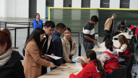 Decenas de migrantes hacen cola en el pabellón 2 del recinto de Montjuïc de Fira de Barcelona, a 6 de mayo de 2026.