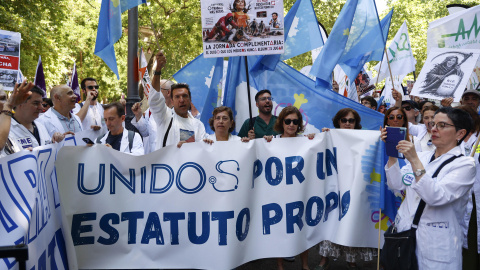 Imagen de la concentración de médicos este lunes frente al Ministerio de Sanidad.
