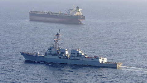 Un destructor de misiles guiados de la Armada de EEUU intercepta a un petrolero iraní en aguas del golfo Pérsico, en mayo de 2026.