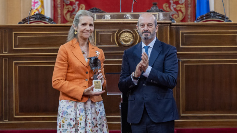 Elena de Borbón recibe el Premio Especial de los Premios Taurinos Parlamentarios de manos de Pedro Rollán, presidente del Senado.