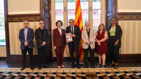 Els membres del plenari del CoNCA amb el president del Parlament, Josep Rull. 15/06/2026 Els membres del plenari del CoNCA amb el president del Parlament, Josep Rull.