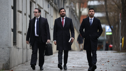 El eurodiputado y líder de Se Acabó la Fiesta (SALF), Luis 'Alvise' Pérez (c), a su llegada al Tribunal Supremo, a 26 de enero de 2026.