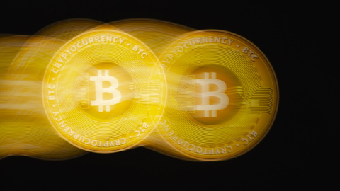 Imagen de archivo de un par de monedas doradas representando el bitcoin.