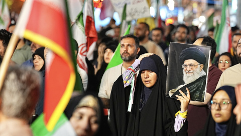 Una persona sostiene un retrato del ayatolá en una manifestación organizada por el estado de Irán. Una persona sostiene un retrato del ayatolá en una manifestación organizada por el estado de Irán.