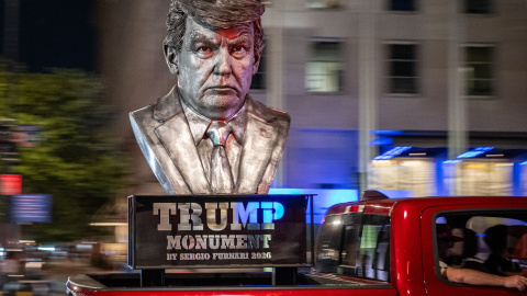 Un camión transporta un busto de Donald Trump antes de los eventos organizados para el 80 cumpleaños del presidente. Un camión transporta un busto de Donald Trump antes de los eventos organizados para el 80 cumpleaños del presidente.