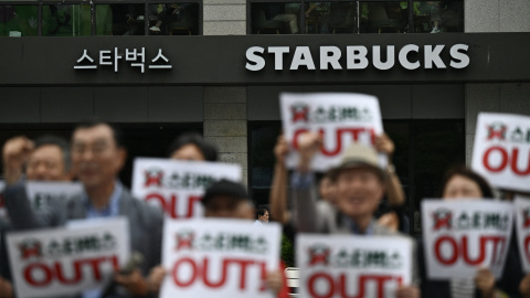 Manifestación llamando al boicot a Starbucks por la polémica campaña, a 77 de mayo de 2026 en Seúl Manifestación llamando al boicot a Starbucks por la polémica campaña, a 77 de mayo de 2026 en Seúl