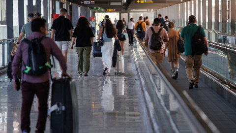 Varias personas con maletas en la terminal T4 del Aeropuerto Adolfo Suárez Madrid-Barajas. Varias personas con maletas en la terminal T4 del Aeropuerto Adolfo Suárez Madrid-Barajas.