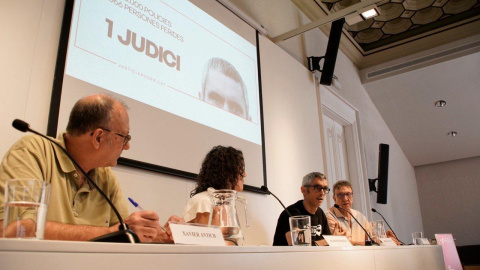 Un moment de la roda de premsa de la presentació de la campanya amb Xavier Antich (Òmnium), Anaïs Franquesa (Iridia), Roger Español, víctima, i Josep Vila (ANC) Un moment de la roda de premsa de la presentació de la campanya amb Xavier Antich (Òmnium), Anaïs Franquesa (Iridia), Roger Español, víctima, i Josep Vila (ANC)