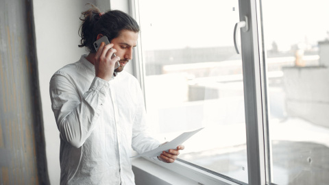 Una persona hablando por teléfono Una persona hablando por teléfono