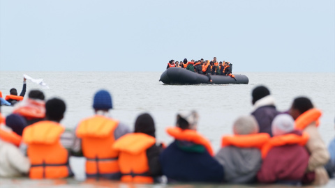 Varios migrantes en la costa de Francia. Varios migrantes en la costa de Francia.