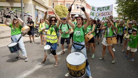 Varias personas en la manifestación por la huelga indefinida educativa. Varias personas en la manifestación por la huelga indefinida educativa.