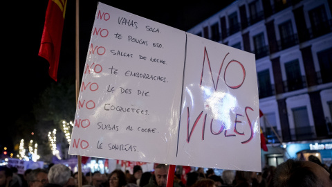 Una pancarta contra las violencias machistas en una manifestación por el 25N en Madrid.