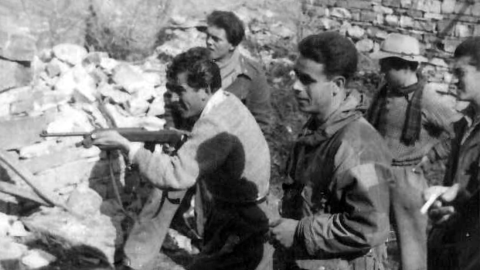 Rafael Ramos Masens instruye a partisanos durante la operación Tómbola.