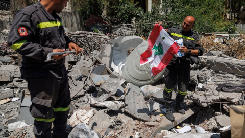Miembros de la Defensa Civil Libanesa sobre los escombros del cuartel general de Nabatieh tras un ataque israelí. Miembros de la Defensa Civil Libanesa sobre los escombros del cuartel general de Nabatieh tras un ataque israelí.