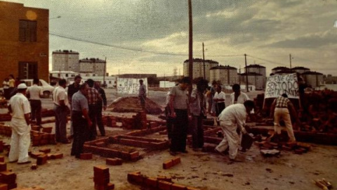 Vecinos construyendo la asociación de vecinos en Orcasitas (Madrid).