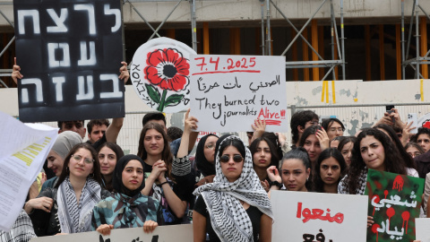 AFP__20250514__46MD2UK__v1__MidRes__PalestinianIsraelConflictProtestNakba Estudiantes árabe-israelíes y activistas israelíes de izquierdas enarbolan pancartas durante la ceremonia del «Día de la Conmemoración de la Nakba» celebrada en el campus de la Universidad de Tel Aviv, en Tel Aviv, el 14 de mayo de 2025.