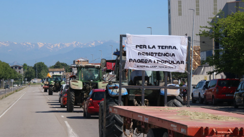Una desfilada de tractors per la zona del polígon industrial Mas Beuló durant una manifestació impulsada per Eix en Lluita Una desfilada de tractors per la zona del polígon industrial Mas Beuló durant una manifestació impulsada per Eix en Lluita
