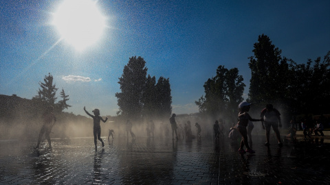 Varios niños se refrescan en una fuente durante la tercera ola de calor en Madrid, en el parque Madrid Río, a 3 de agosto de 2024. Varios niños se refrescan en una fuente durante la tercera ola de calor en Madrid, en el parque Madrid Río, a 3 de agosto de 2024.