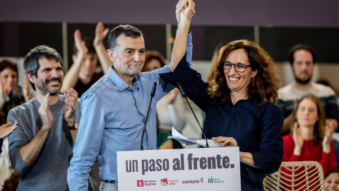La ministra de Sanidad, Mónica García, el coordinador federal de IU, Antonio Maillo, en un acto de 'Un paso al frente'. La ministra de Sanidad, Mónica García, el coordinador federal de IU, Antonio Maillo, en un acto de 'Un paso al frente'.
