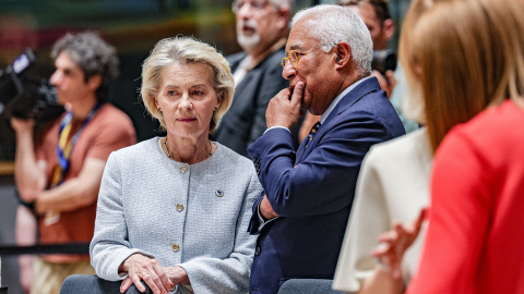 Ursula von del Layen, presidenta de la Comisión, habla con Antonio Costa, presidente del Consejo, durante una reunión del Consejo de Europa este jueves.