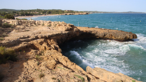 Zona de rocas de la playa de l'Arrabassada donde ocurrió el siniestro. Zona de rocas de la playa de l'Arrabassada donde ocurrió el siniestro.