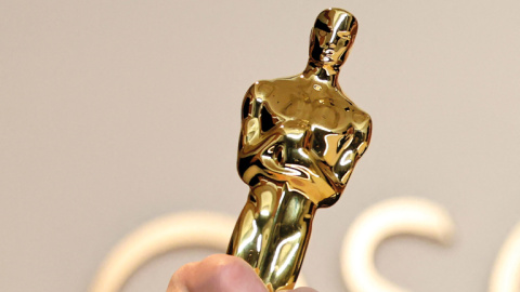 Estatuilla Oscar : Estatuilla del Oscar en la sala de prensa durante la 97ª edición de los Premios Oscar el 2 de marzo de 2025 en Hollywood, California.