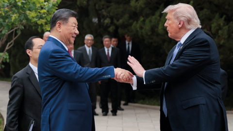 Trump estrecha la mano de Xi Jinping en Pekín el 15 de mayo de 2026.