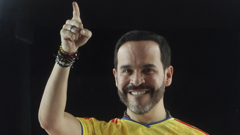 El ultraderechista Abelardo de la Espriella ofrece un discurso tras la segunda vuelta de las elecciones de Colombia.