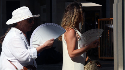 Viandantes soportan las altas temperaturas por las calles de Málaga, a agosto de 2025.