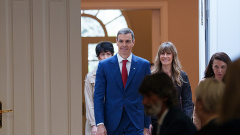El presidente del Gobierno, Pedro Sánchez (i) y la mujer del presidente del Gobierno, Begoña Gómez (d), durante el acto de homenaje al pueblo gitano con motivo del 600 aniversario de su llegada a España, en el Complejo de la Moncloa, a 21 de febrero El presidente del Gobierno, Pedro Sánchez (i) y la mujer del presidente del Gobierno, Begoña Gómez (d), durante el acto de homenaje al pueblo gitano con motivo del 600 aniversario de su llegada a España, en el Complejo de la Moncloa, a 21 de febrero