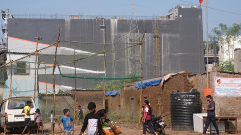 Un nuevo centro de datos de siete pisos se alza a las afueras de Mumbay (India).