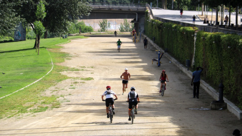Persones fent esport a la canalització del riu Segre, a Lleida, aquest diumenge. 21/06/2026 Persones fent esport a la canalització del riu Segre, a Lleida, aquest diumenge.
