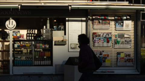 Una persona camina junto a un quiosco en Madrid (Archivo).